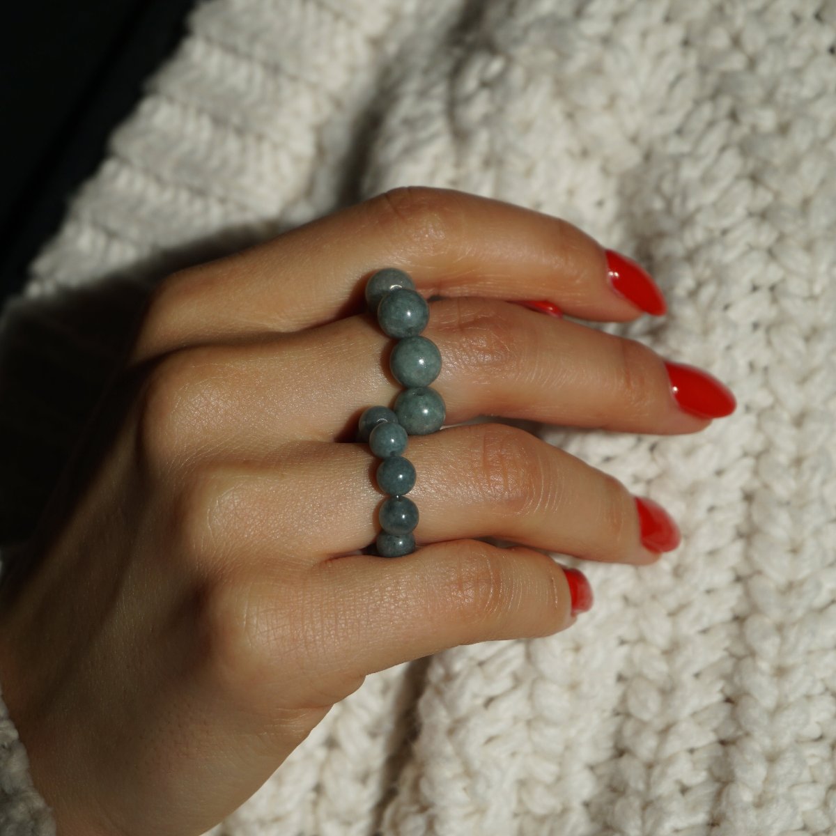 Blue Spruce 8 mm Perlenring elastisch an der Hand