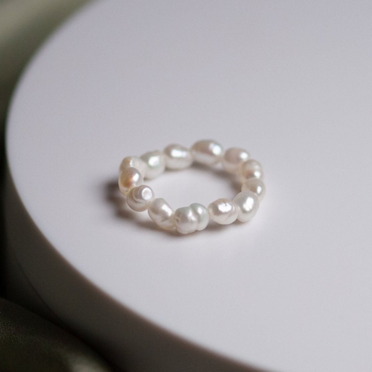 Pearl Gem 3 bis 4 mm Süßwasserperlenring elastisch vor weißem Hintergrund