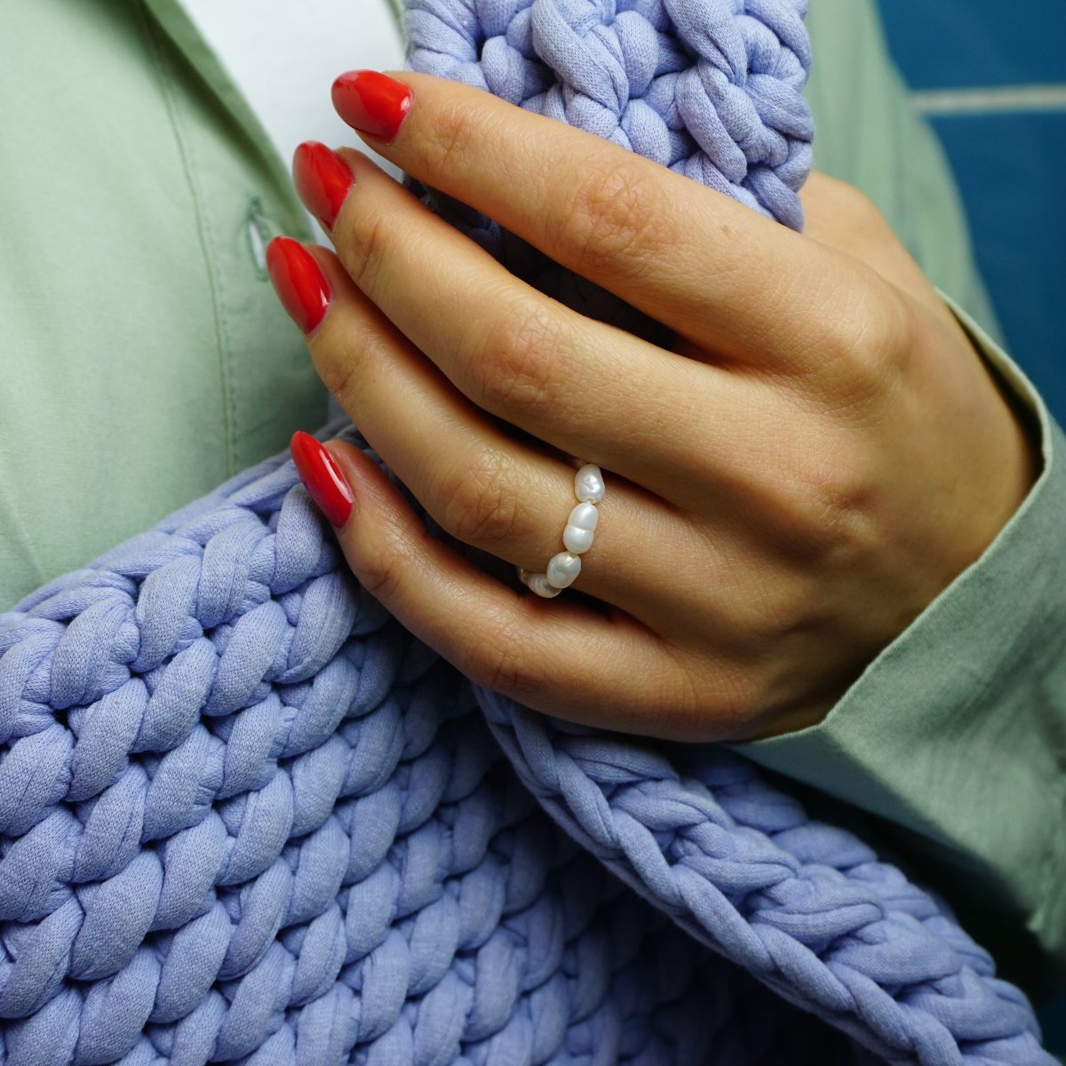 Pearl Gem 3-4 mm Süßwasserperlenring elastisch an Hand mit roten Fingernägeln