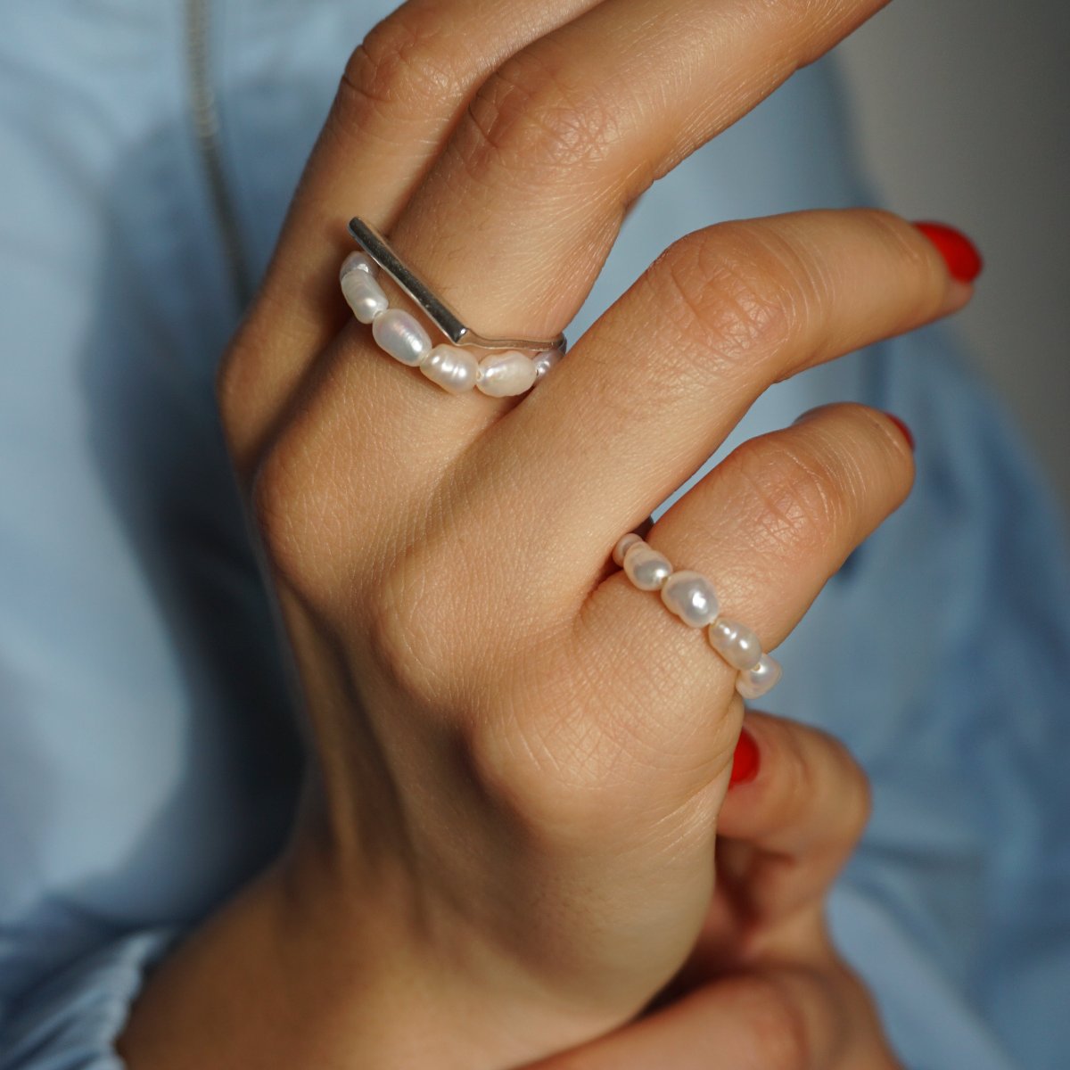 Pearl Gem an der Hand mit zweitem Ring
