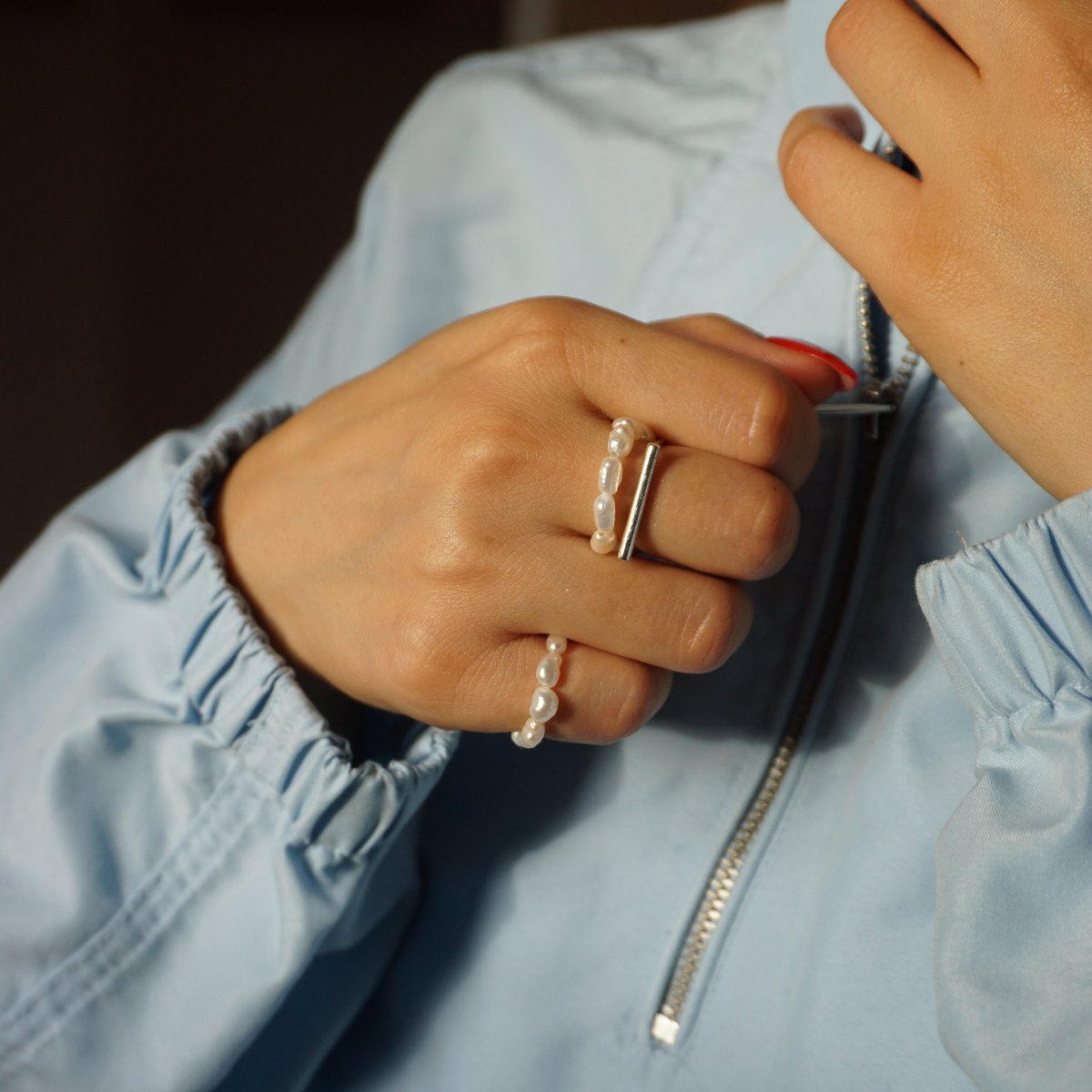 Pearl Gem an der Hand mit Silberring