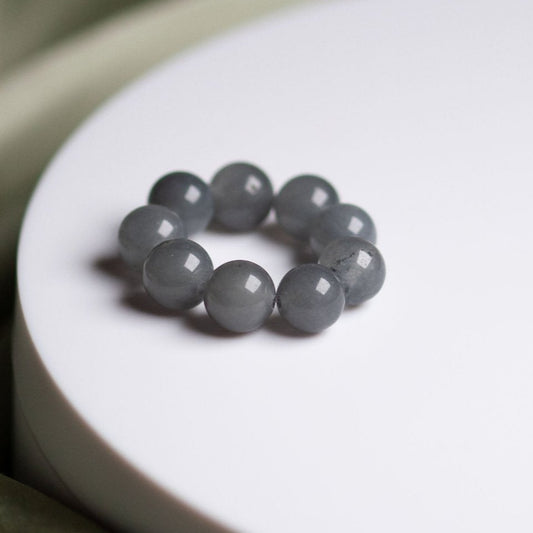 Hazy Gray 8 mm Perlenring elastisch vor weißem Hintergrund