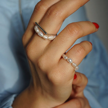 Pearl Gem an der Hand mit zweitem Ring